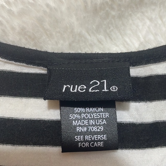 Rue21 black and white striped‎ top with pattern - Picture 3 of 4